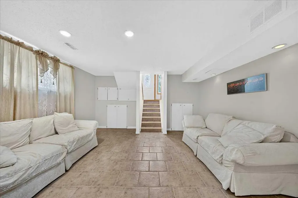 136 Hunterhorn Drive Calgary AB T2K 6H3