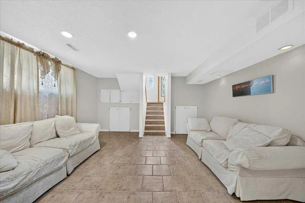 136 Hunterhorn Drive Calgary AB T2K 6H3