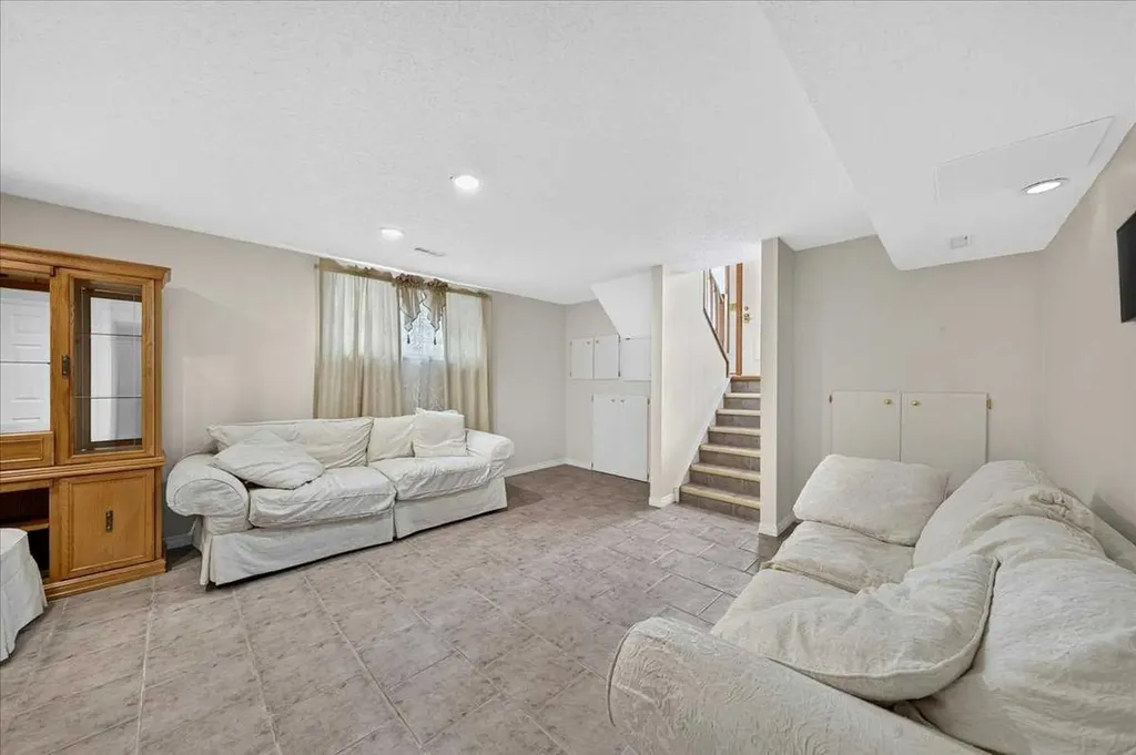 136 Hunterhorn Drive Calgary AB T2K 6H3