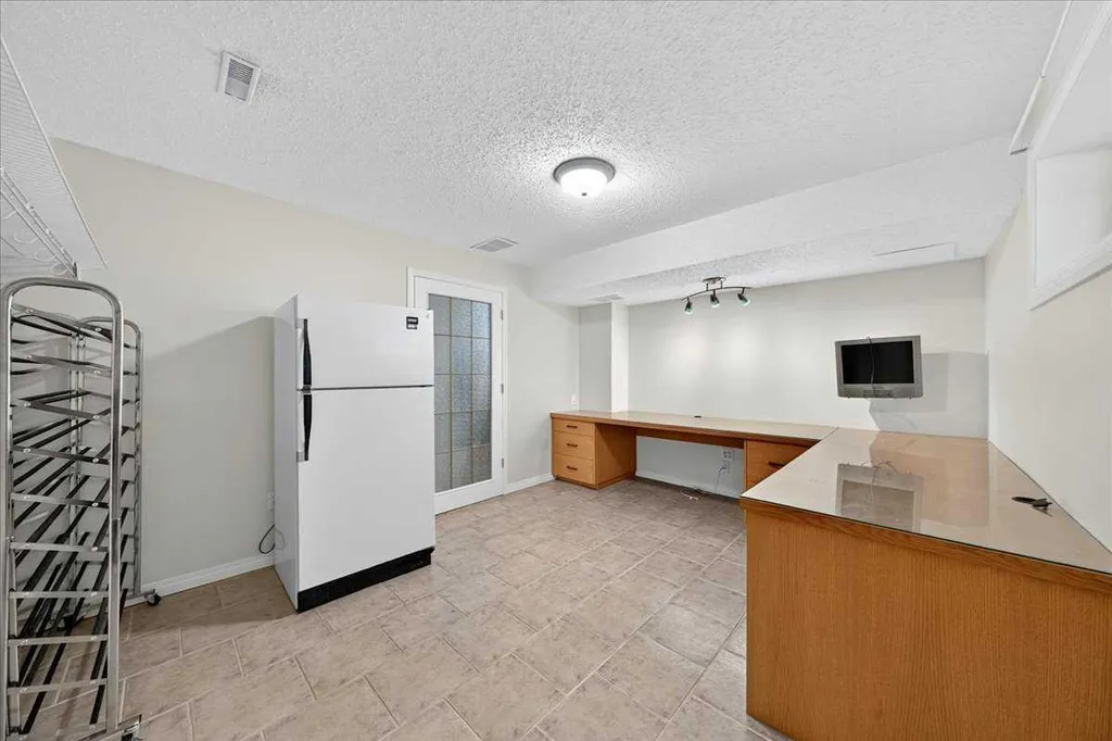 136 Hunterhorn Drive Calgary AB T2K 6H3