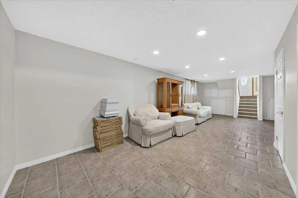 136 Hunterhorn Drive Calgary AB T2K 6H3
