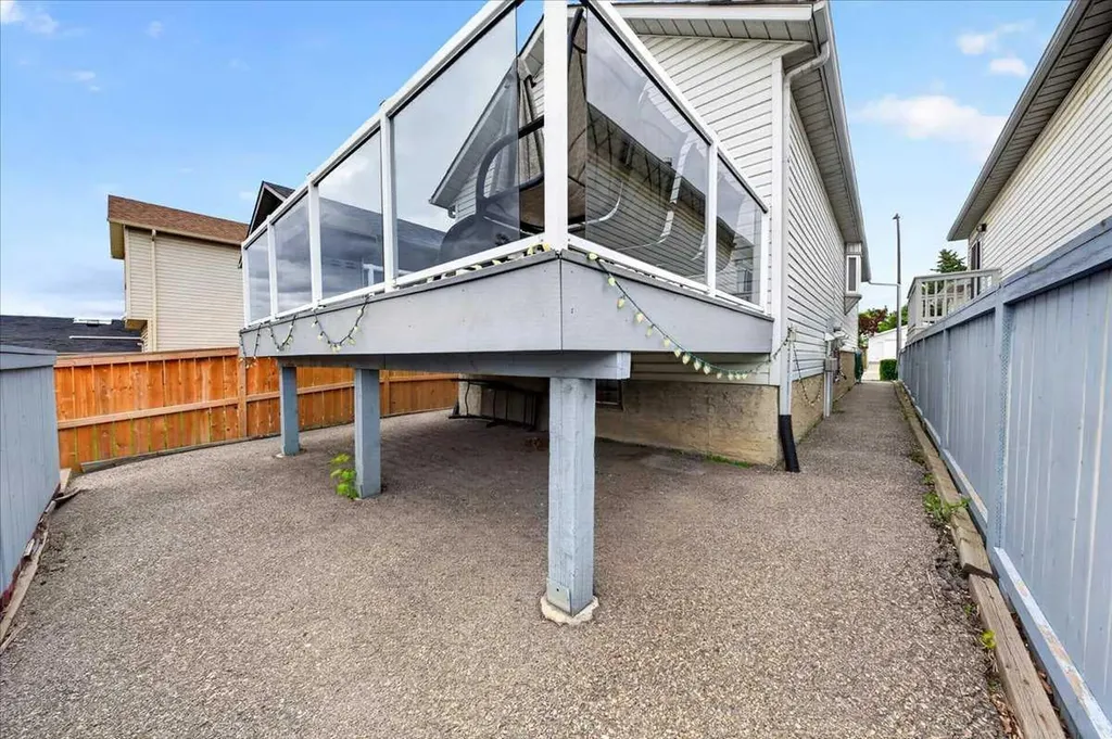 136 Hunterhorn Drive Calgary AB T2K 6H3