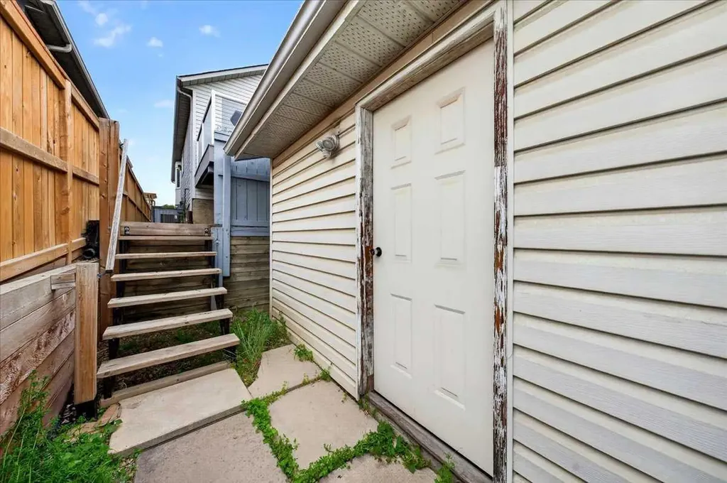 136 Hunterhorn Drive Calgary AB T2K 6H3