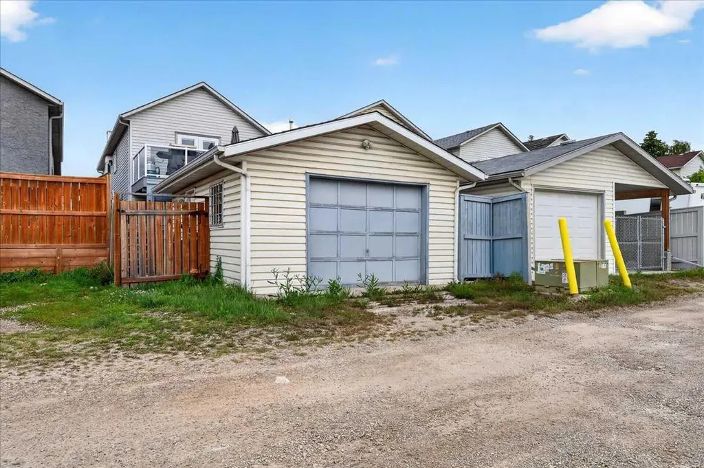 136 Hunterhorn Drive Calgary AB T2K 6H3