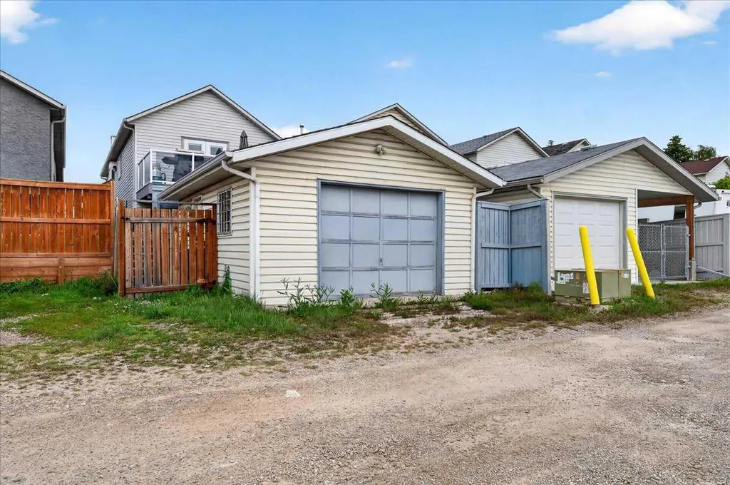 136 Hunterhorn Drive Calgary AB T2K 6H3