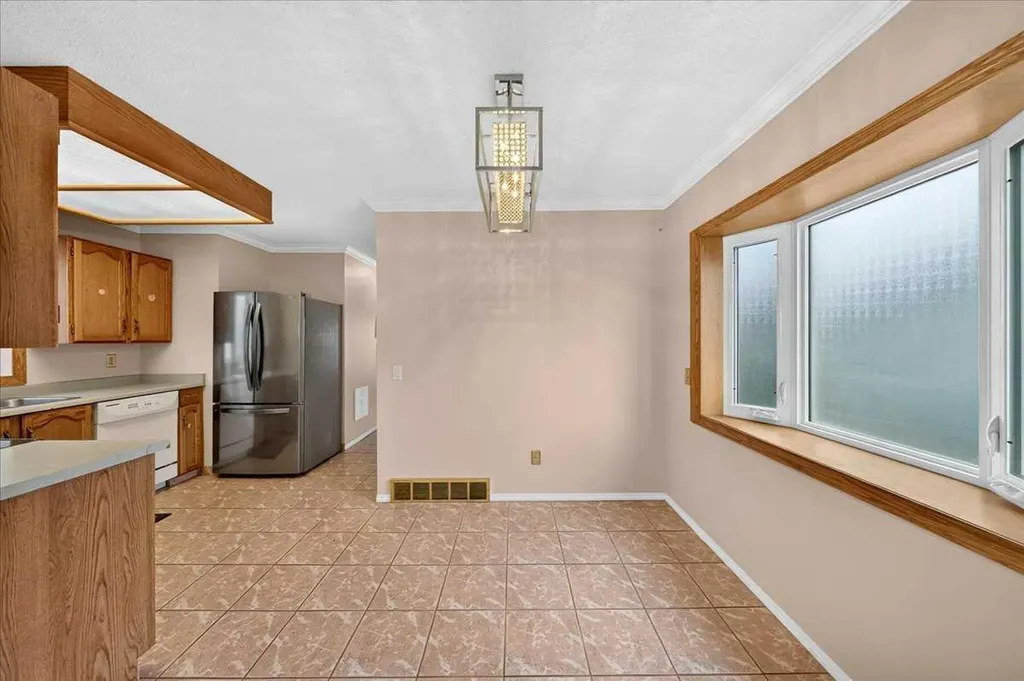 136 Hunterhorn Drive Calgary AB T2K 6H3
