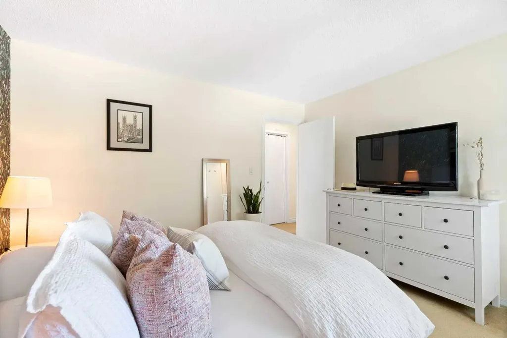 263 Midlawn Close SE Calgary AB T2X 1A7
