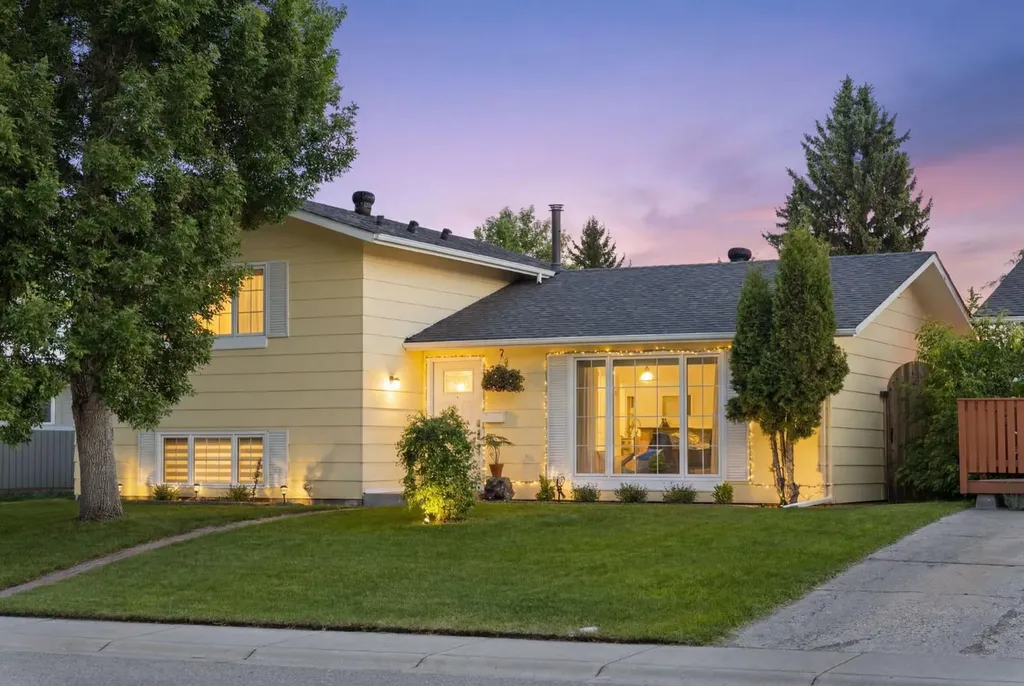 263 Midlawn Close SE Calgary AB T2X 1A7