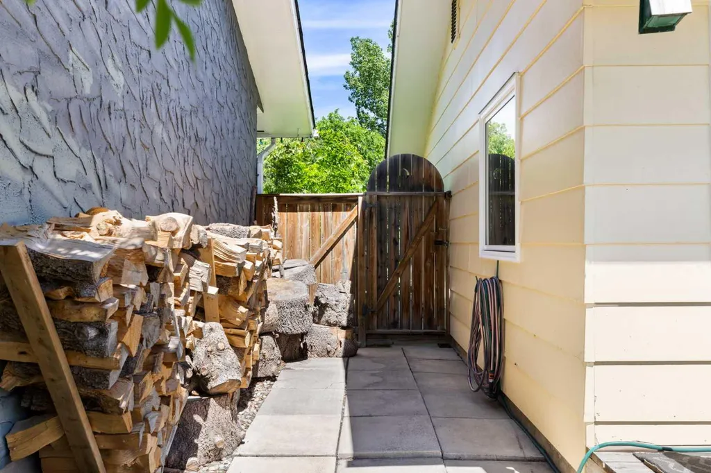 263 Midlawn Close SE Calgary AB T2X 1A7
