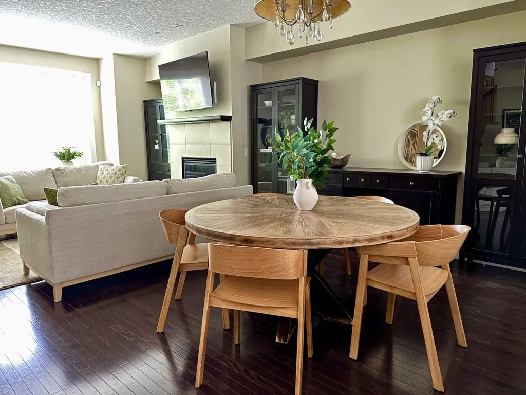 2821 Dallaire Avenue SW Calgary AB T3E 7T2