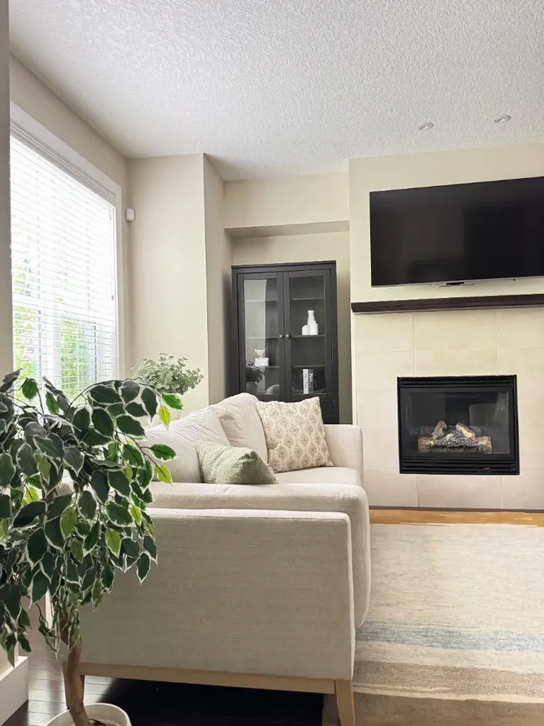 2821 Dallaire Avenue SW Calgary AB T3E 7T2