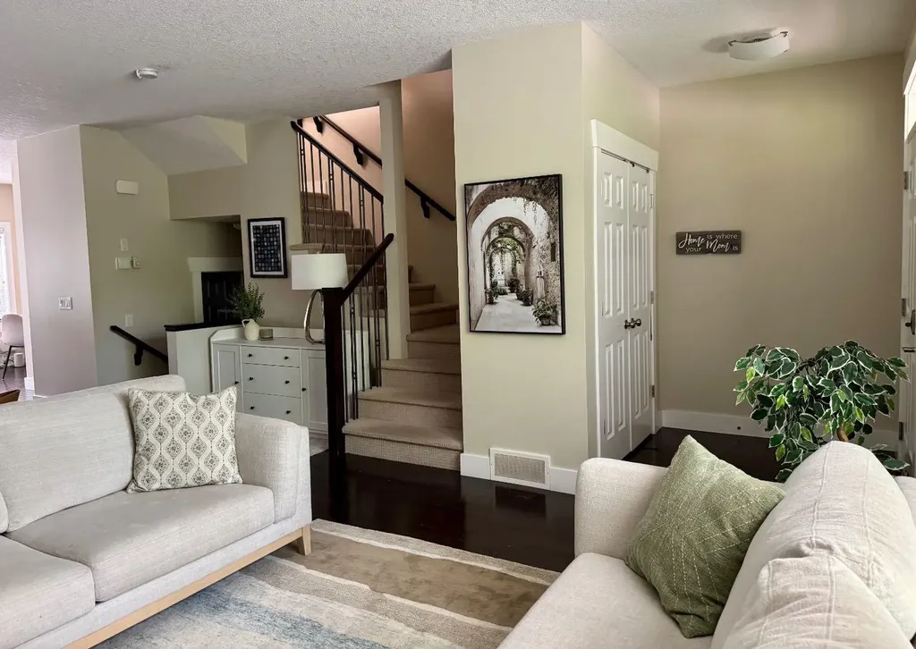 2821 Dallaire Avenue SW Calgary AB T3E 7T2