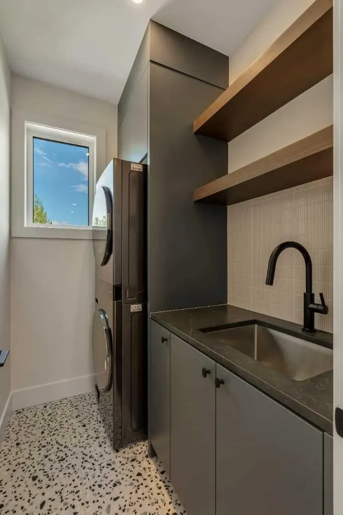 3919 23 Avenue SW Calgary AB T3E 0J9