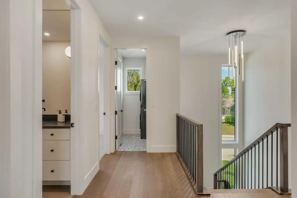 3919 23 Avenue SW Calgary AB T3E 0J9