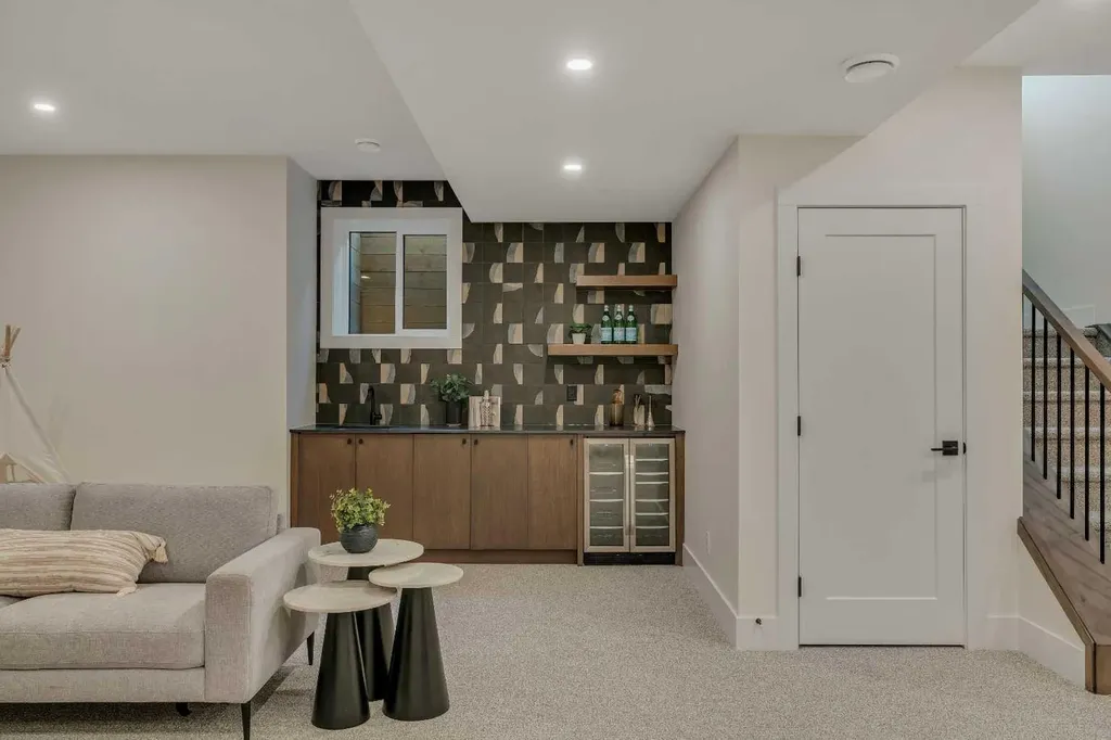 3919 23 Avenue SW Calgary AB T3E 0J9