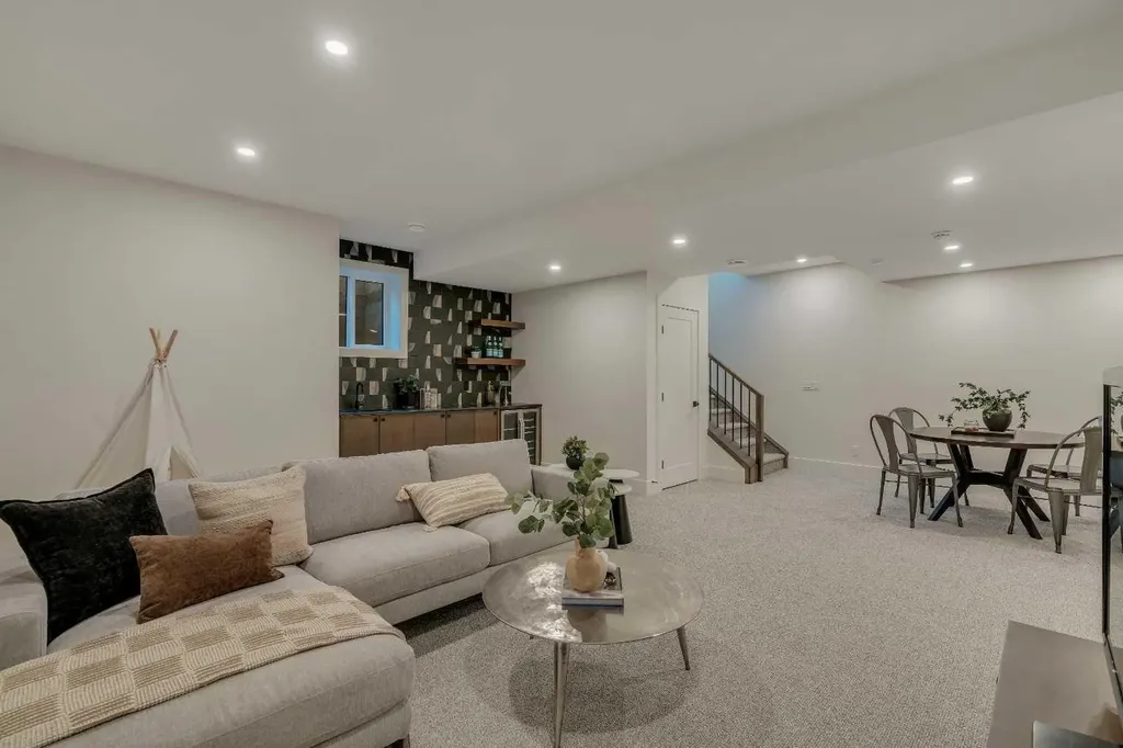 3919 23 Avenue SW Calgary AB T3E 0J9