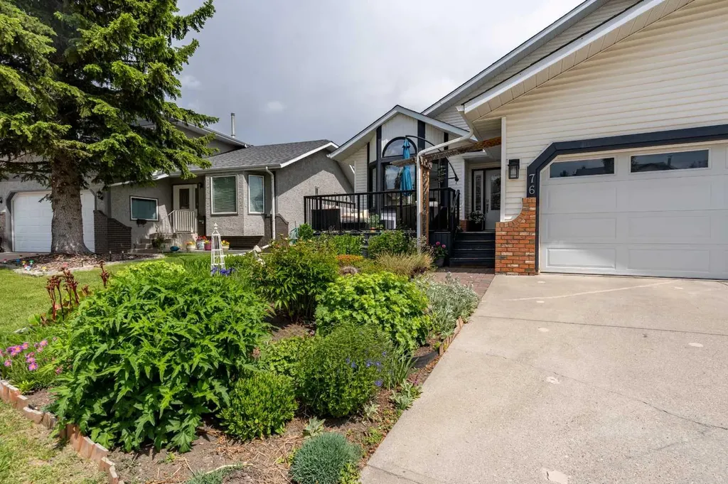 76 Edgepark Road NW Calgary AB T3A 4P8
