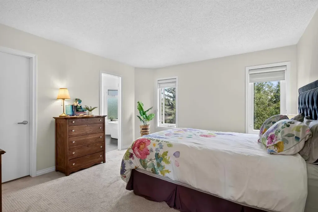 76 Edgepark Road NW Calgary AB T3A 4P8