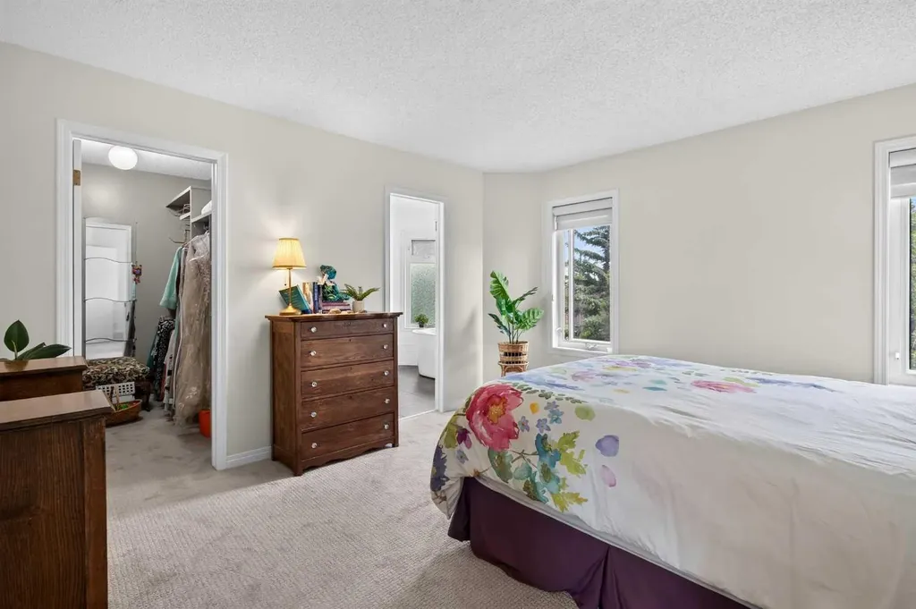 76 Edgepark Road NW Calgary AB T3A 4P8