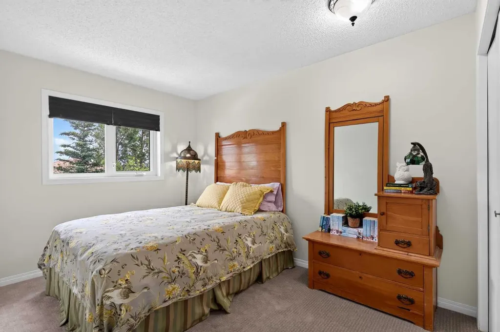 76 Edgepark Road NW Calgary AB T3A 4P8