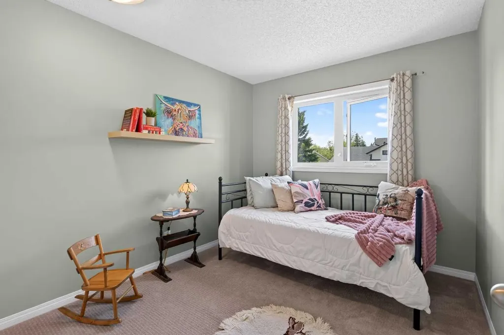 76 Edgepark Road NW Calgary AB T3A 4P8