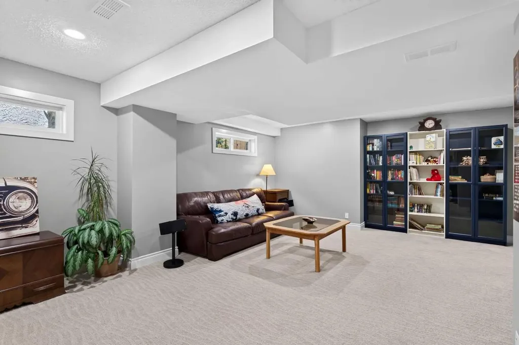 76 Edgepark Road NW Calgary AB T3A 4P8