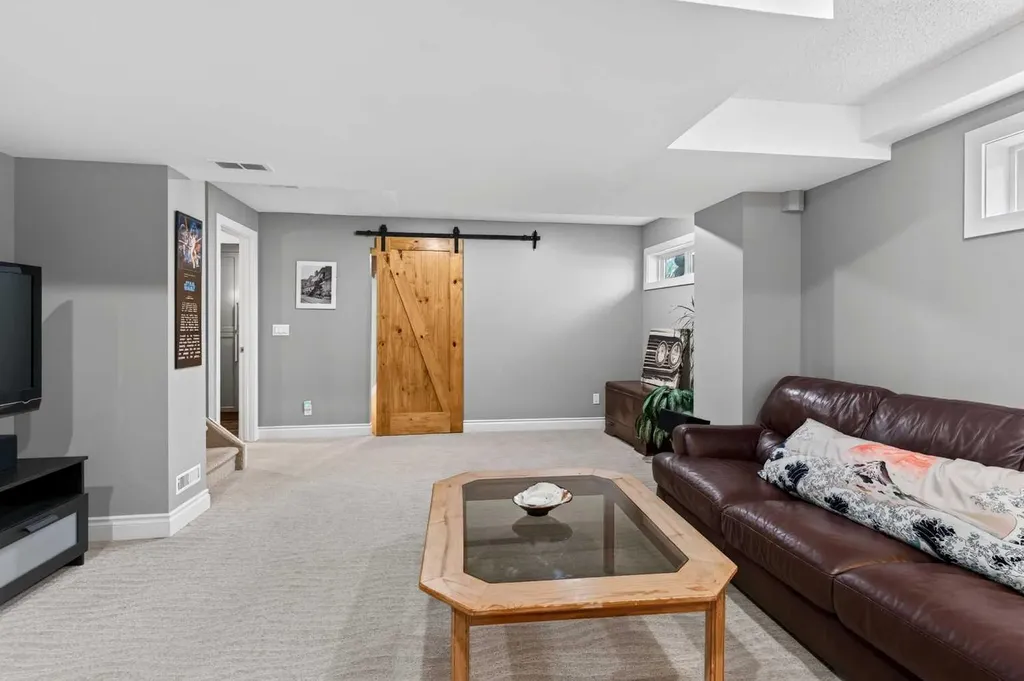 76 Edgepark Road NW Calgary AB T3A 4P8