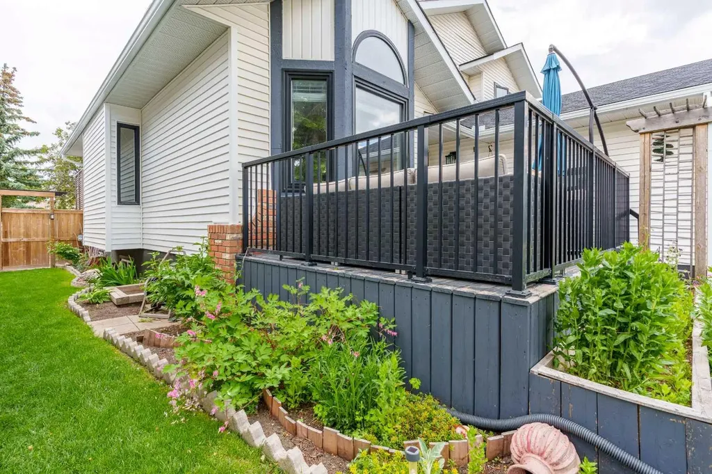 76 Edgepark Road NW Calgary AB T3A 4P8