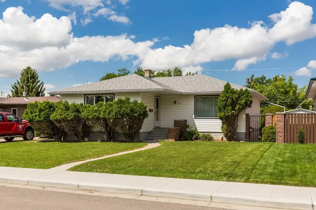 2209 8a Avenue S Lethbridge AB T1J 1S7