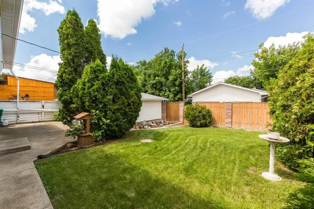 2209 8a Avenue S Lethbridge AB T1J 1S7