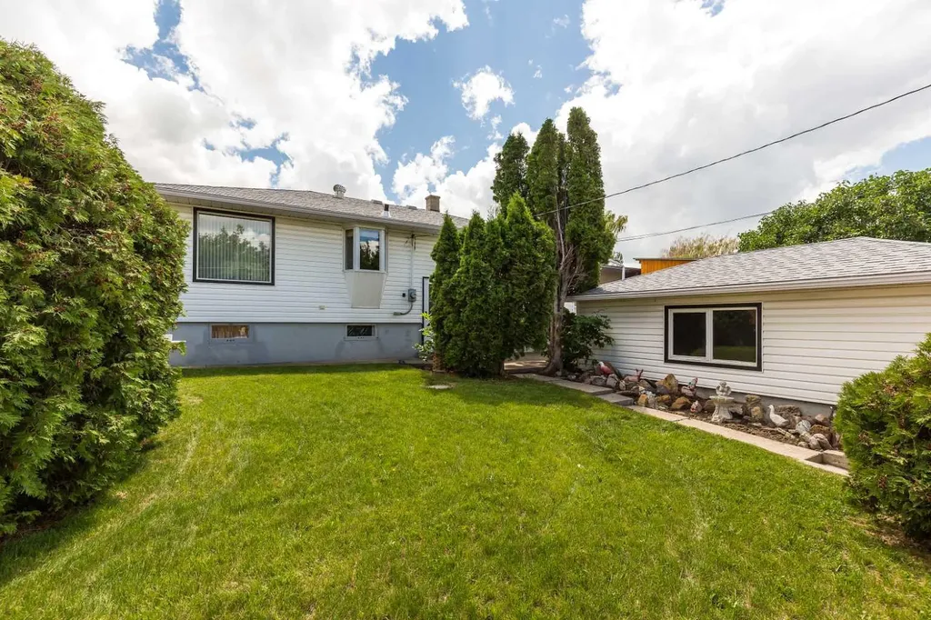 2209 8a Avenue S Lethbridge AB T1J 1S7