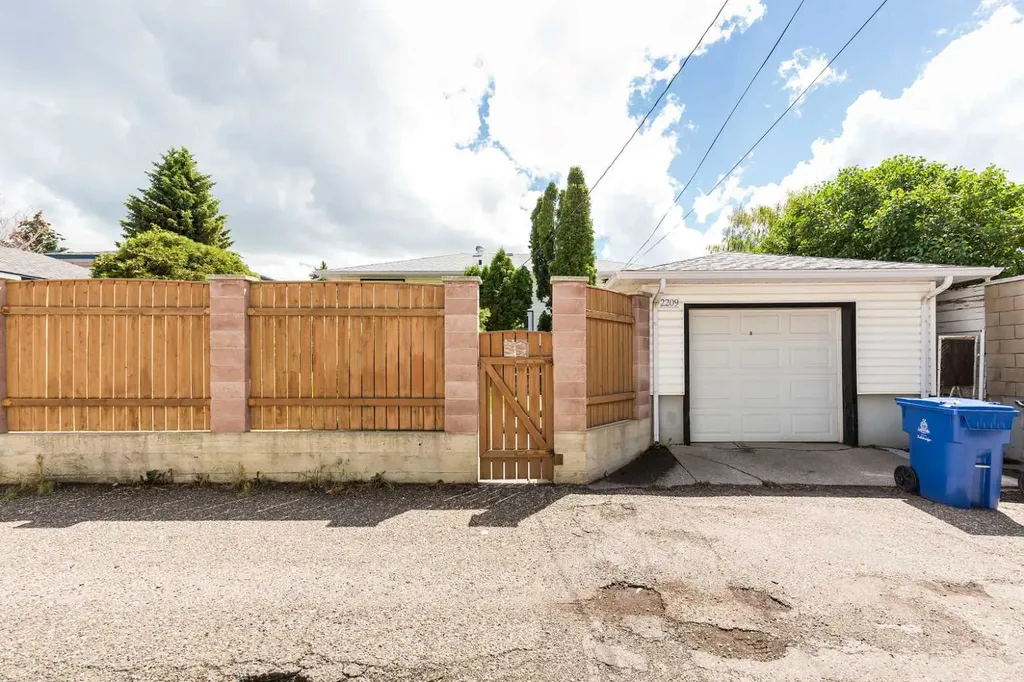 2209 8a Avenue S Lethbridge AB T1J 1S7