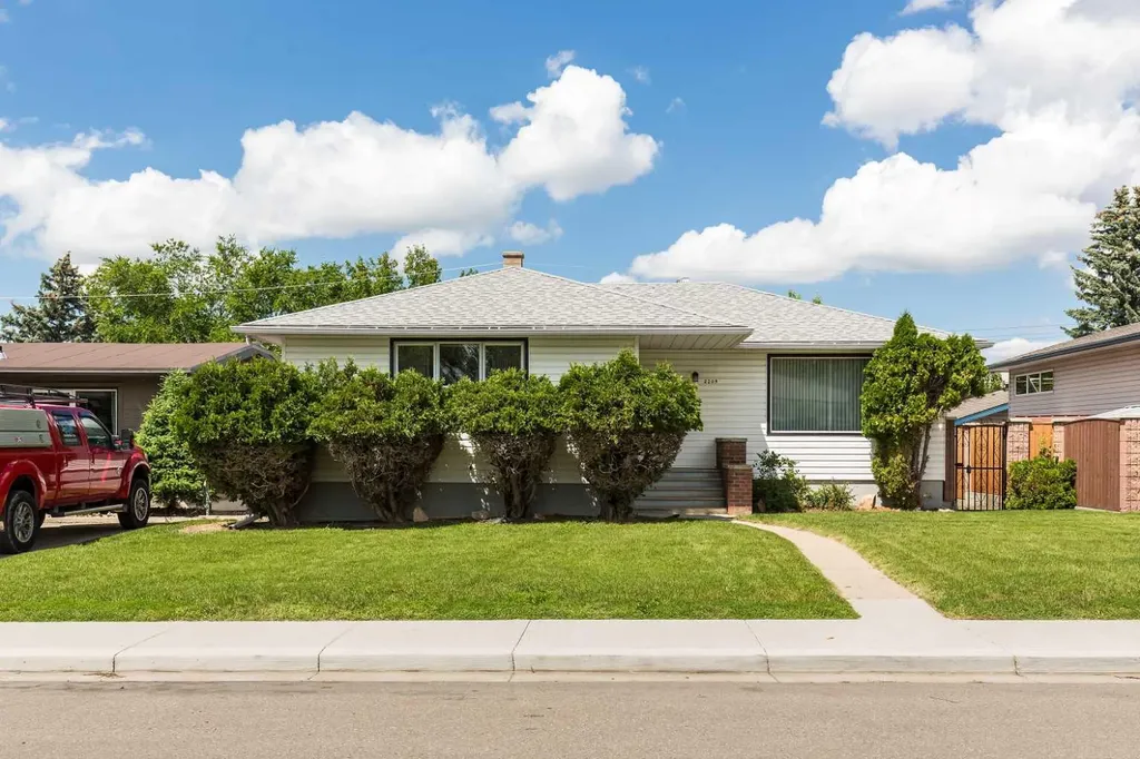2209 8a Avenue S Lethbridge AB T1J 1S7