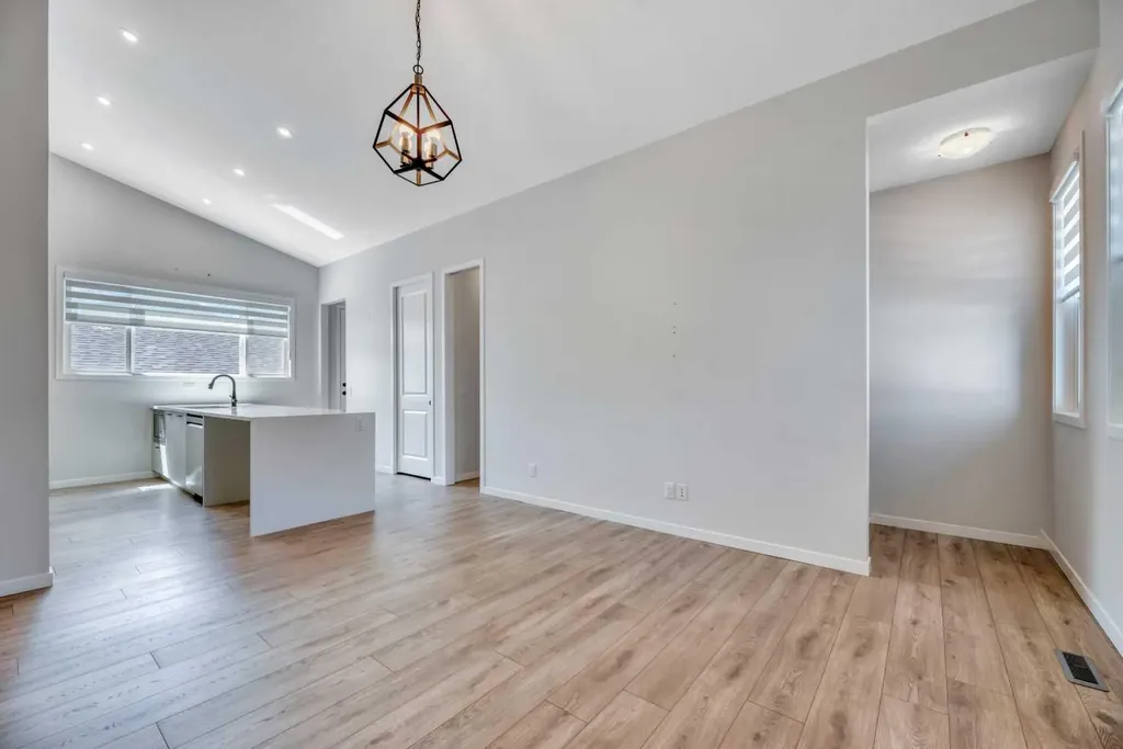 33 Lucas Rise NW Calgary AB T3P 1N3
