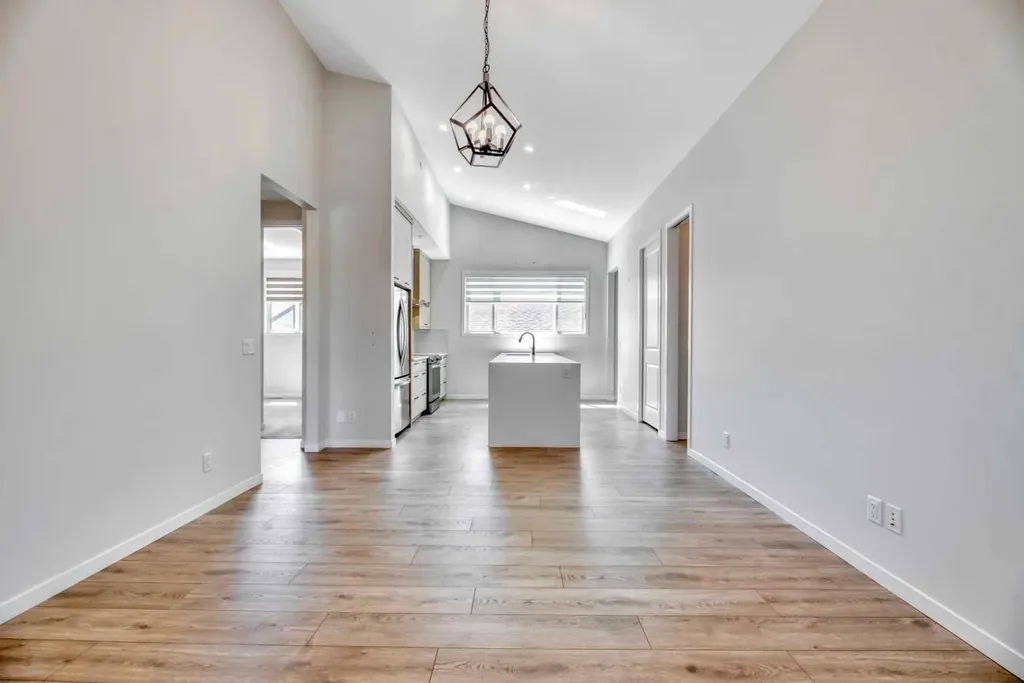 33 Lucas Rise NW Calgary AB T3P 1N3