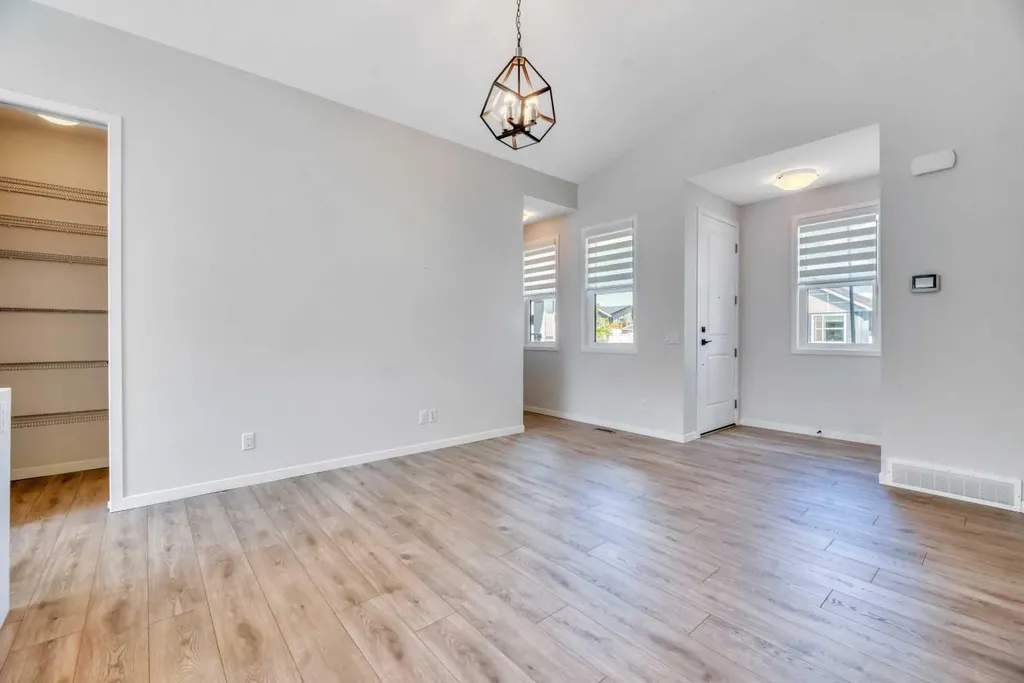 33 Lucas Rise NW Calgary AB T3P 1N3