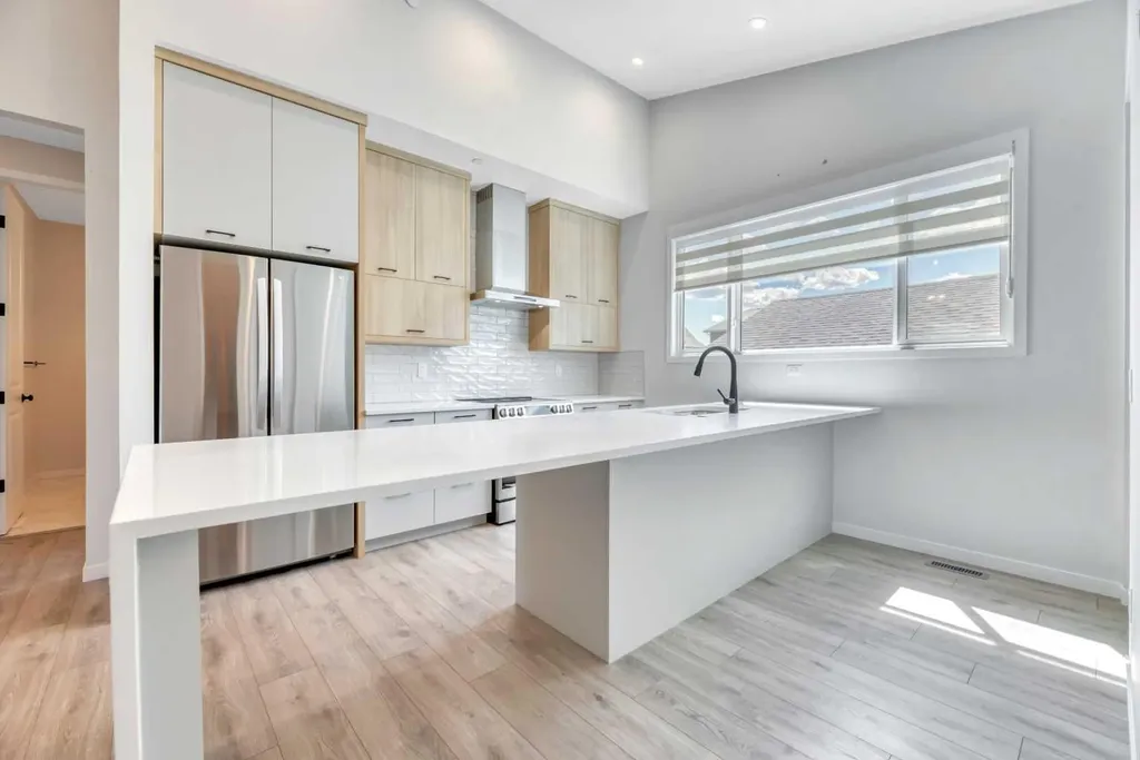 33 Lucas Rise NW Calgary AB T3P 1N3
