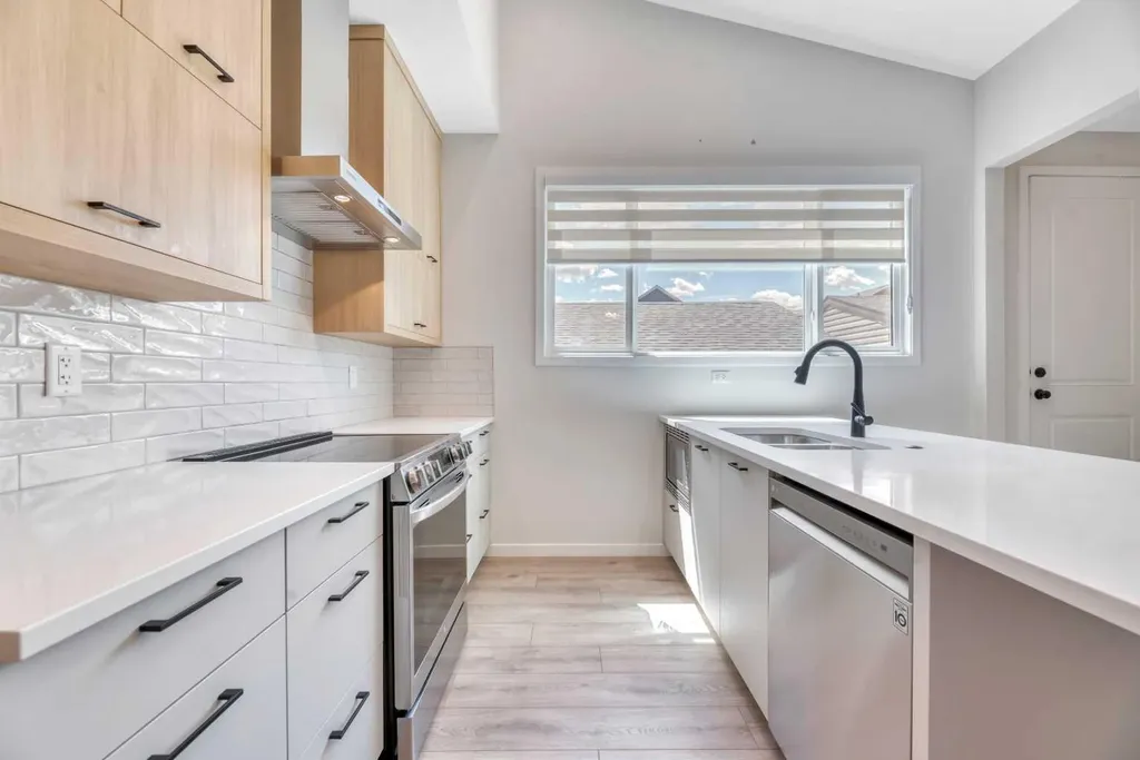 33 Lucas Rise NW Calgary AB T3P 1N3