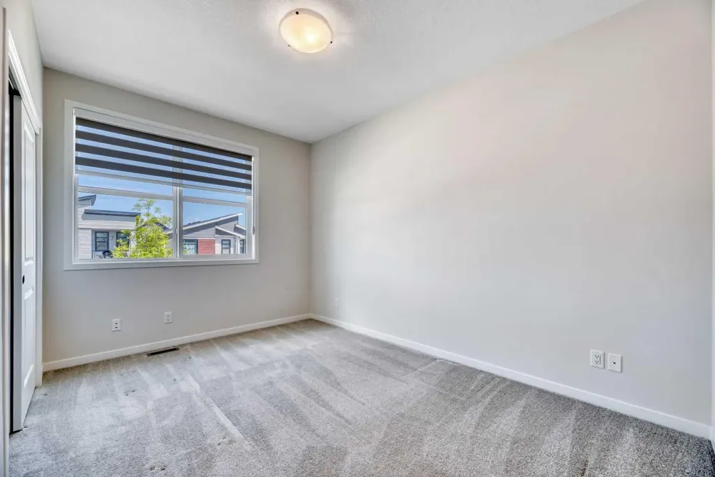 33 Lucas Rise NW Calgary AB T3P 1N3
