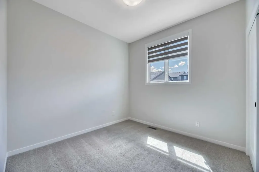 33 Lucas Rise NW Calgary AB T3P 1N3