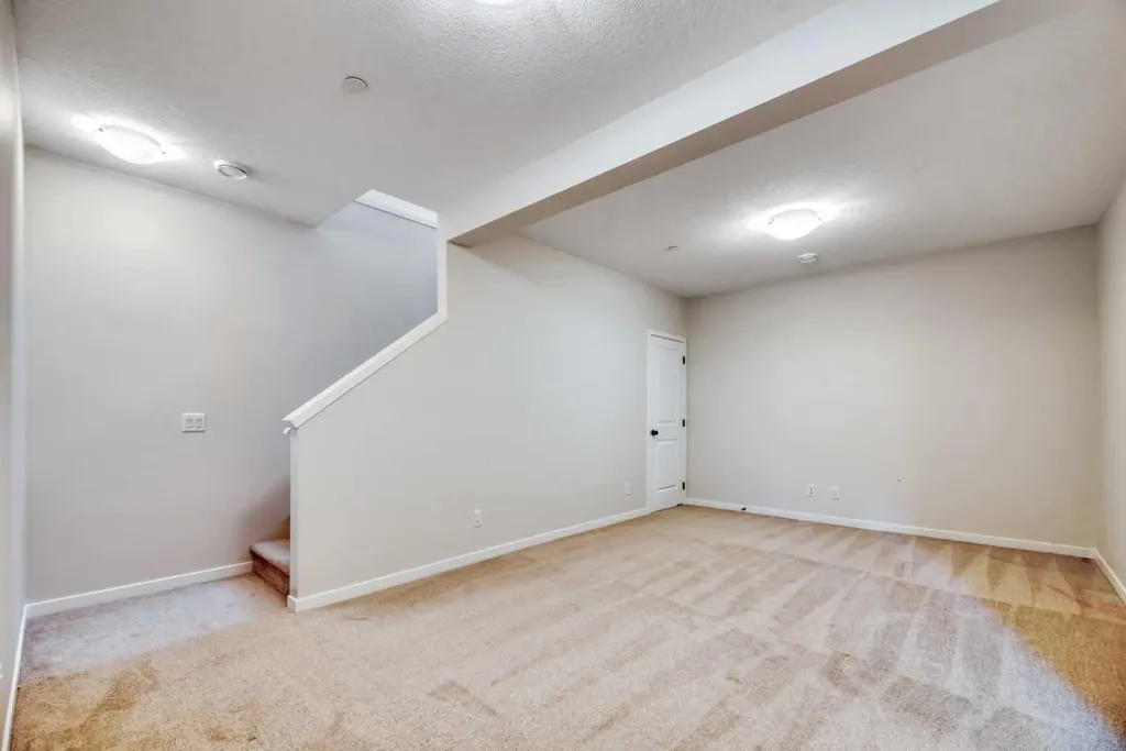 33 Lucas Rise NW Calgary AB T3P 1N3