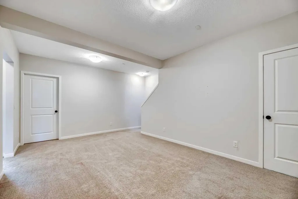 33 Lucas Rise NW Calgary AB T3P 1N3