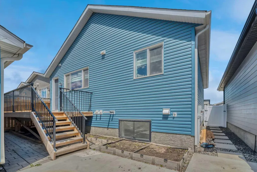 33 Lucas Rise NW Calgary AB T3P 1N3