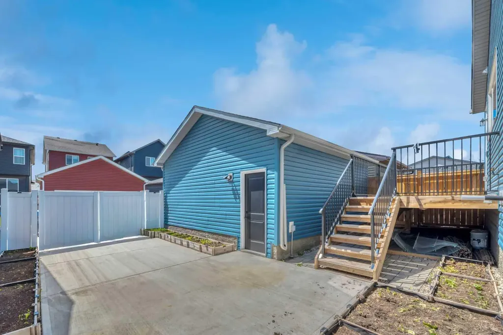 33 Lucas Rise NW Calgary AB T3P 1N3
