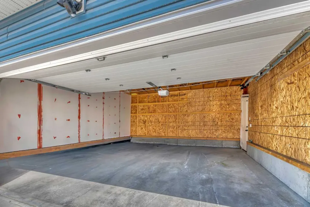 33 Lucas Rise NW Calgary AB T3P 1N3
