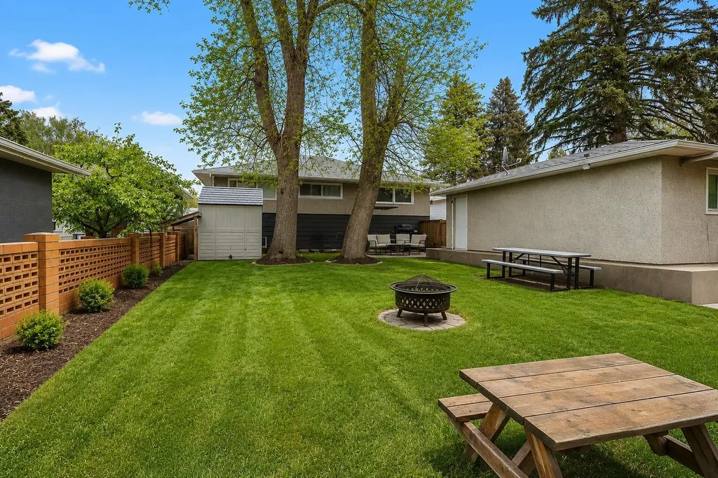 549 2 Street NW Medicine Hat AB T1A 6K2