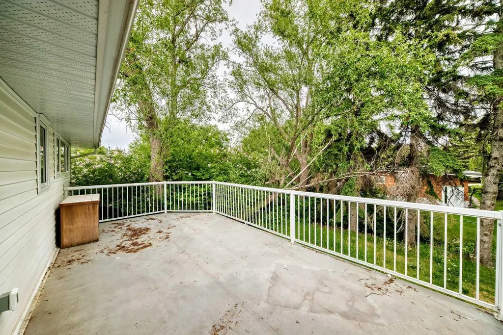 4016 37 Street NW Calgary AB T2L 2J3