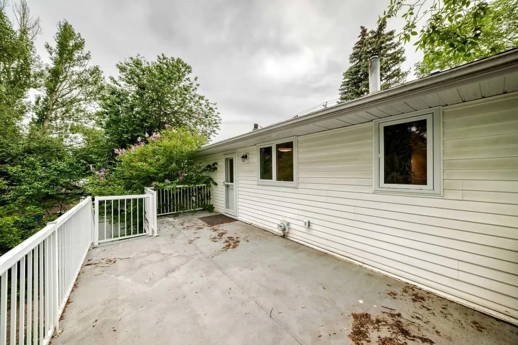 4016 37 Street NW Calgary AB T2L 2J3