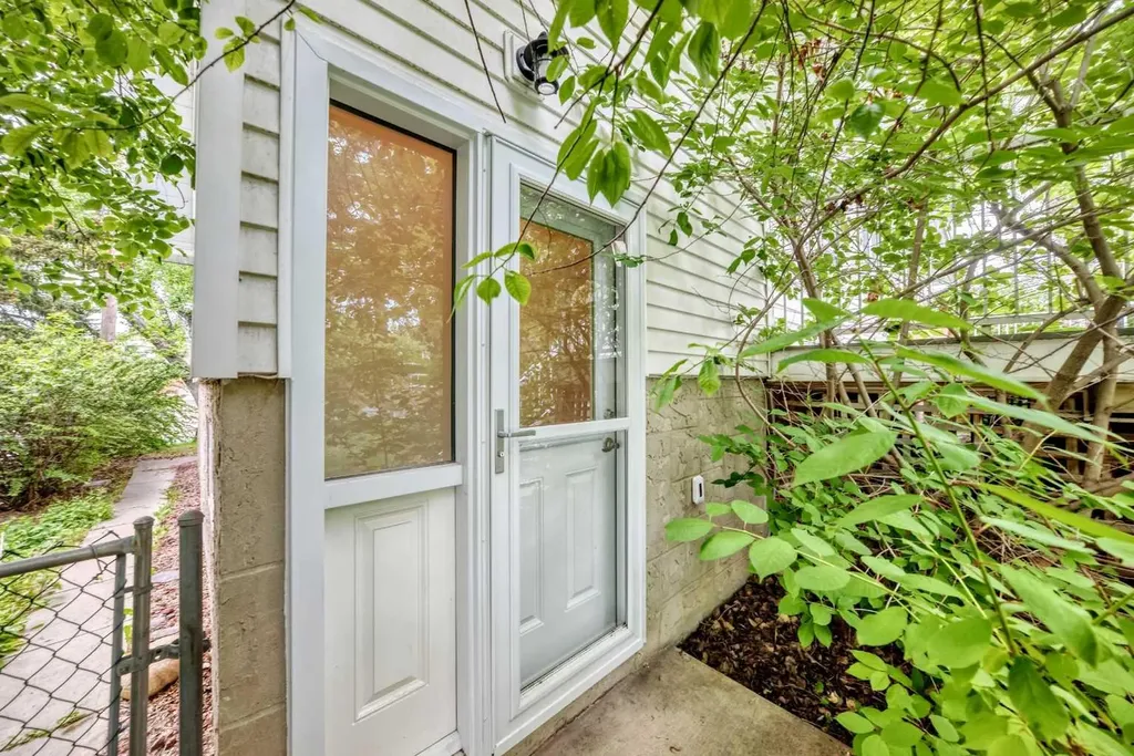 4016 37 Street NW Calgary AB T2L 2J3