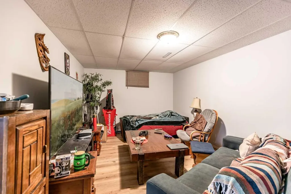 1930 16 Avenue SE Medicine Hat AB T1A3T3